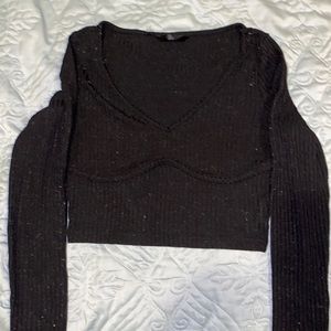 Tight fitted V-neck longsleeve crop shirt